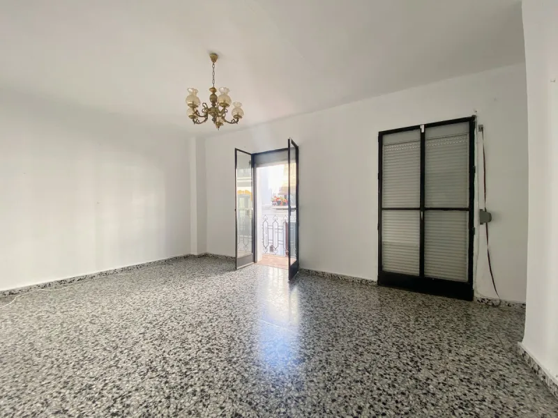 Town house with commercial space on the ground floor, located directly on the main street of the old town, surrounded by the best restaurants and boutique hotels in the area.
