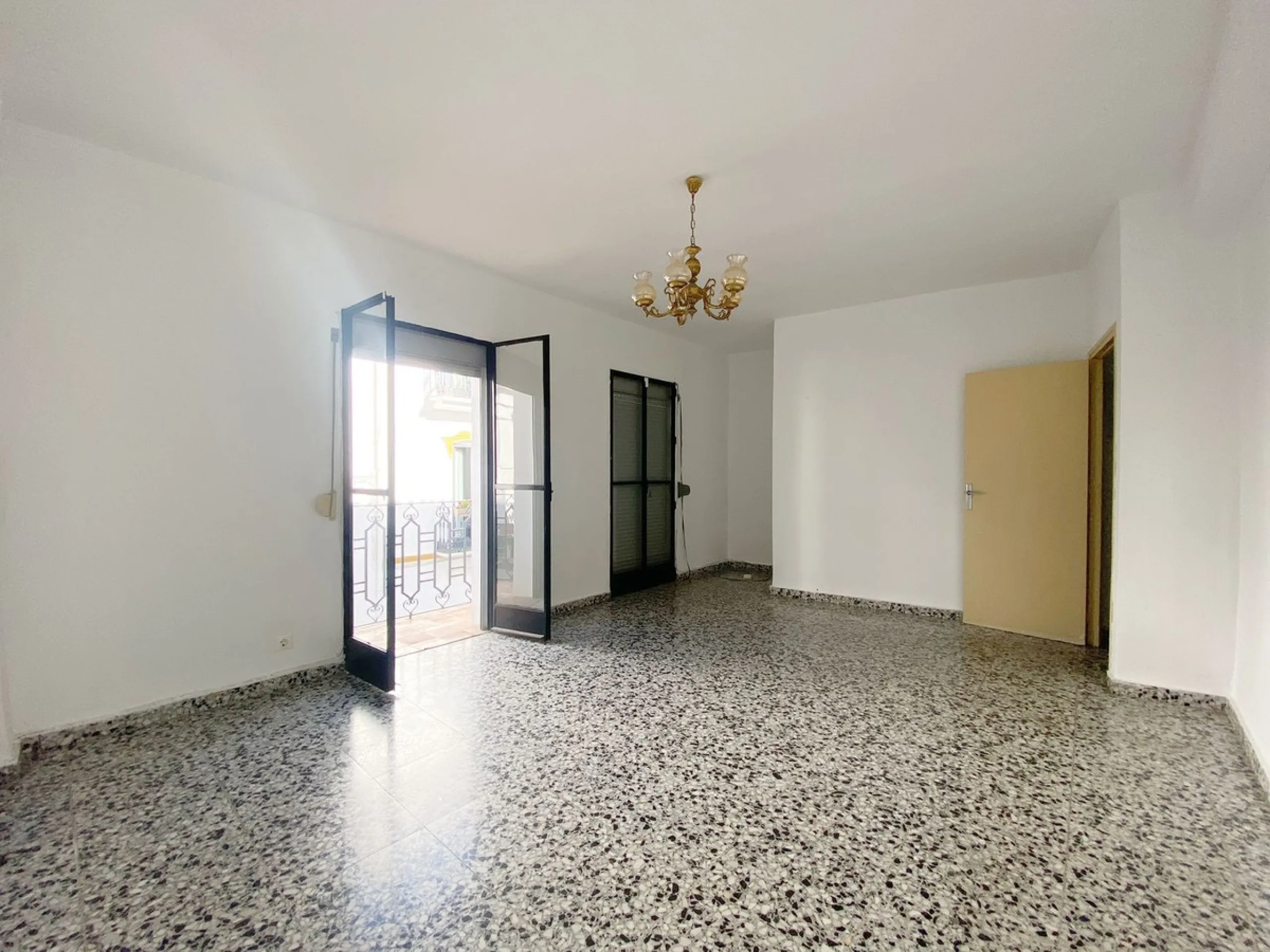 Town house with commercial space on the ground floor, located directly on the main street of the old town, surrounded by the best restaurants and boutique hotels in the area.