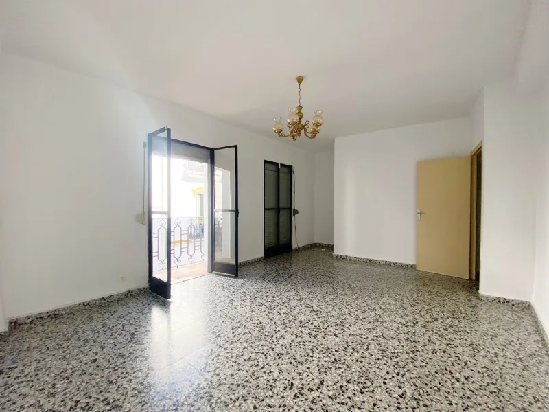 Town house with commercial space on the ground floor, located directly on the main street of the old town, surrounded by the best restaurants and boutique hotels in the area.