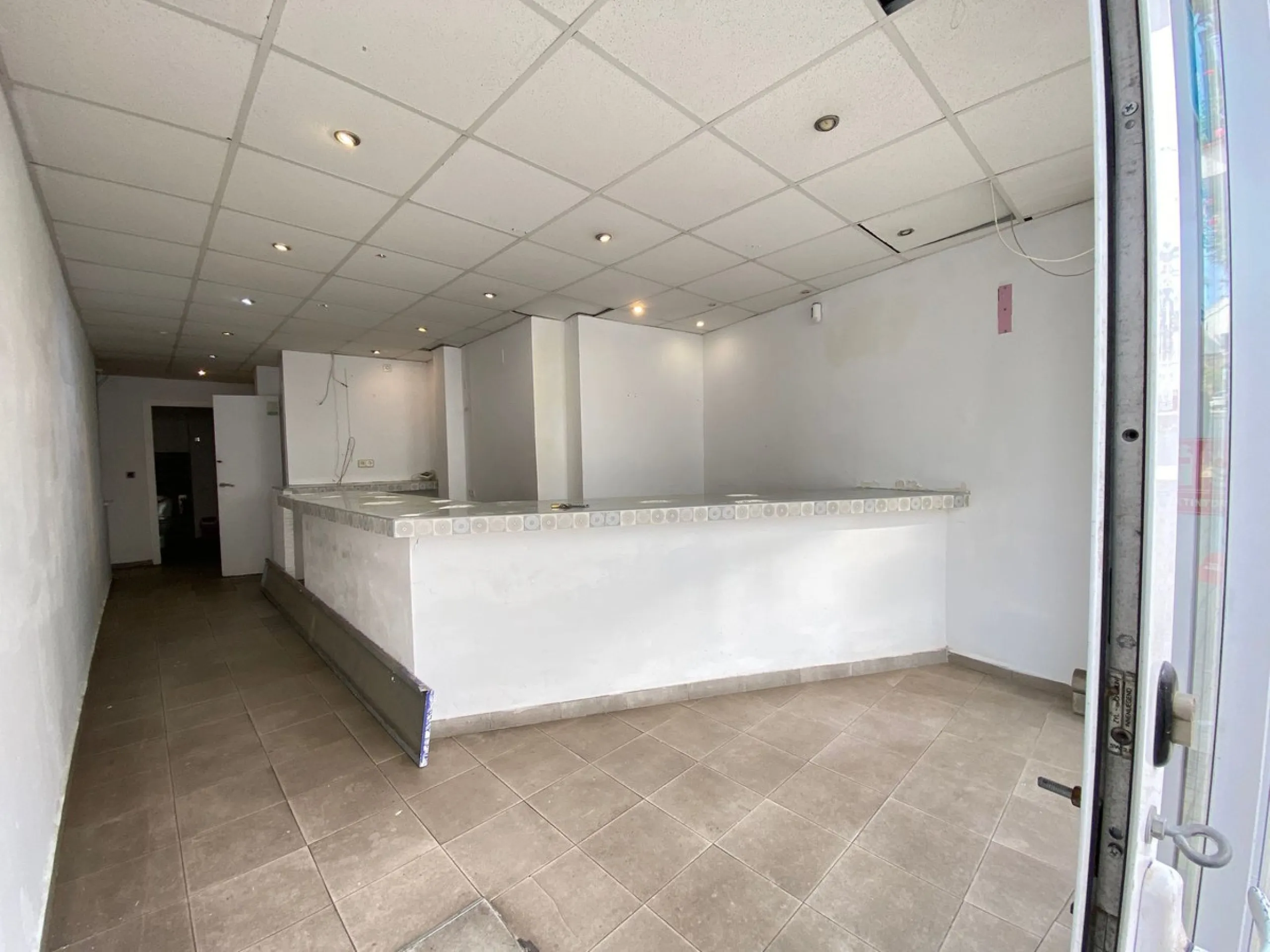 Town house with commercial space on the ground floor, located directly on the main street of the old town, surrounded by the best restaurants and boutique hotels in the area.