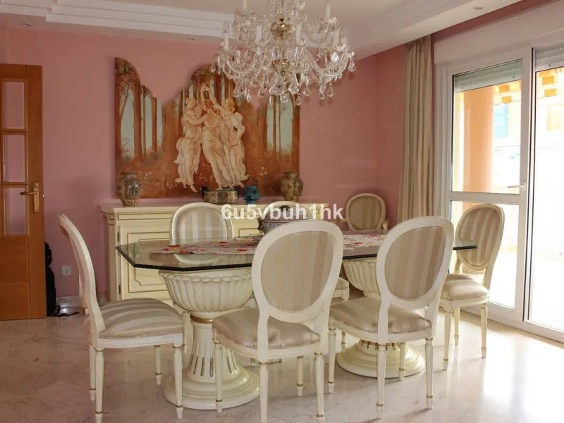 We present this fantastic apartment in Sabinillas of more than 244 m2 including the two fantastic terraces of almost 40 meters.