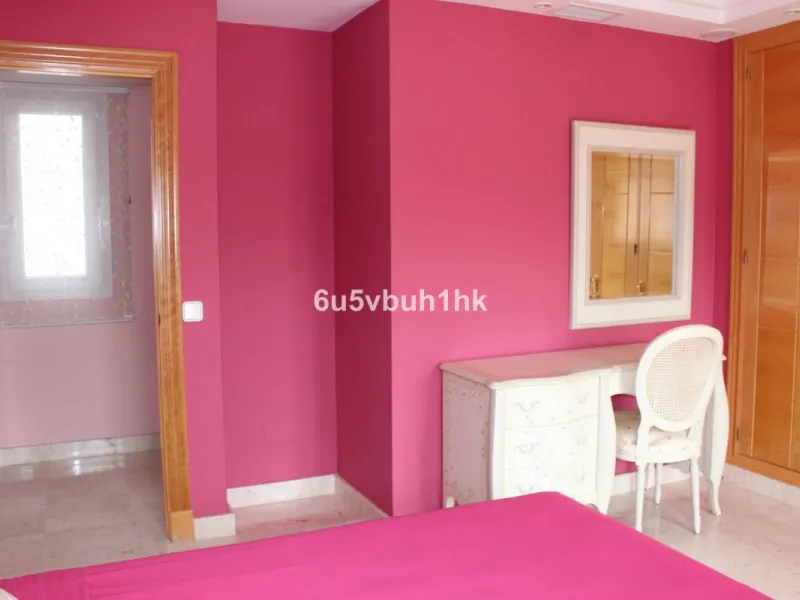 Apartment - Middle Floor Apartment в продаже в Manilva, Málaga. В доме 3 спален и 4 ванных комнат. Площадь дома 244 м²
