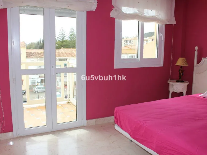 Apartment - Middle Floor Apartment в продаже в Manilva, Málaga. В доме 3 спален и 4 ванных комнат. Площадь дома 244 м²