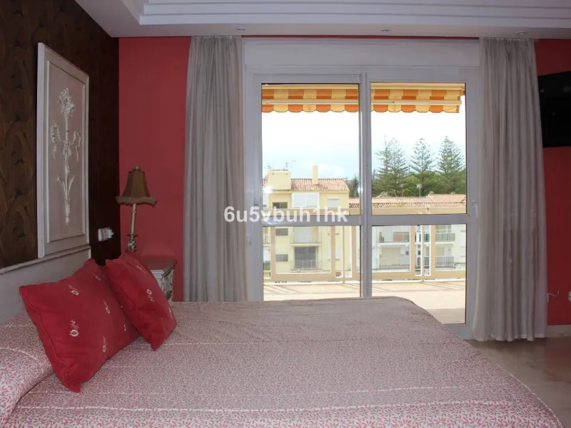 Apartment - Middle Floor Apartment в продаже в Manilva, Málaga. В доме 3 спален и 4 ванных комнат. Площадь дома 244 м²