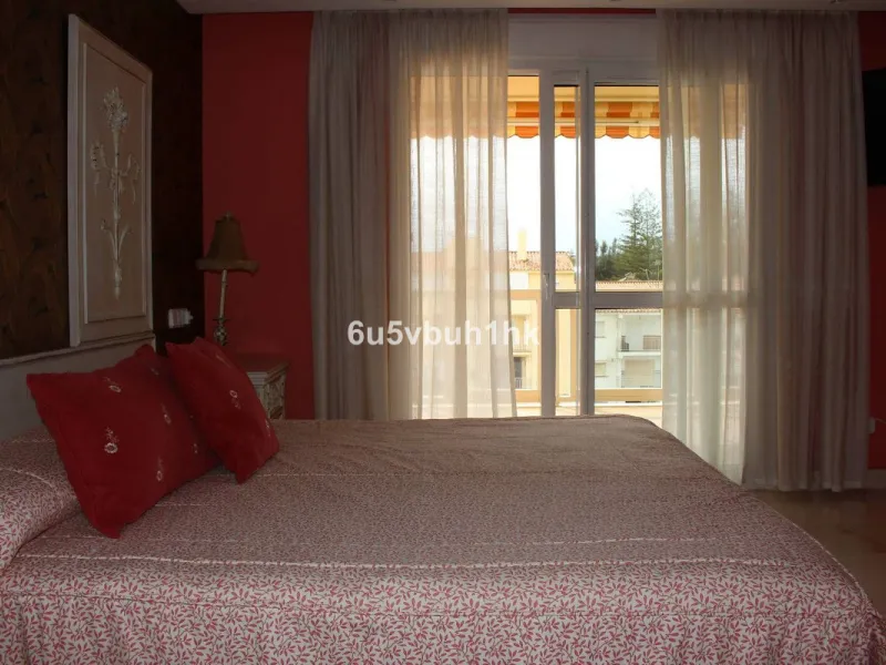 Apartment - Middle Floor Apartment в продаже в Manilva, Málaga. В доме 3 спален и 4 ванных комнат. Площадь дома 244 м²
