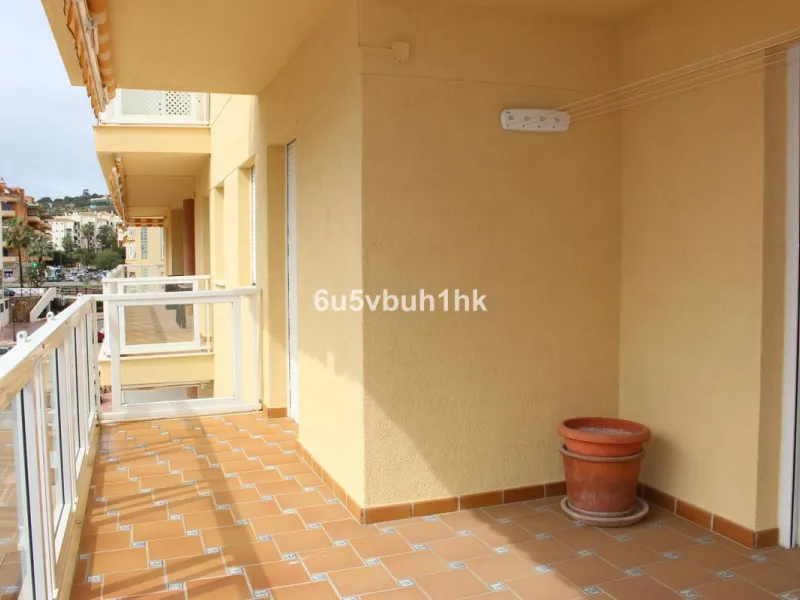 Apartment - Middle Floor Apartment в продаже в Manilva, Málaga. В доме 3 спален и 4 ванных комнат. Площадь дома 244 м²