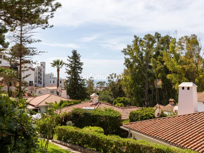 Discover this beautifully presented semi-detached home offering modern comfort and an ideal location in the lower part of Torreblanca.