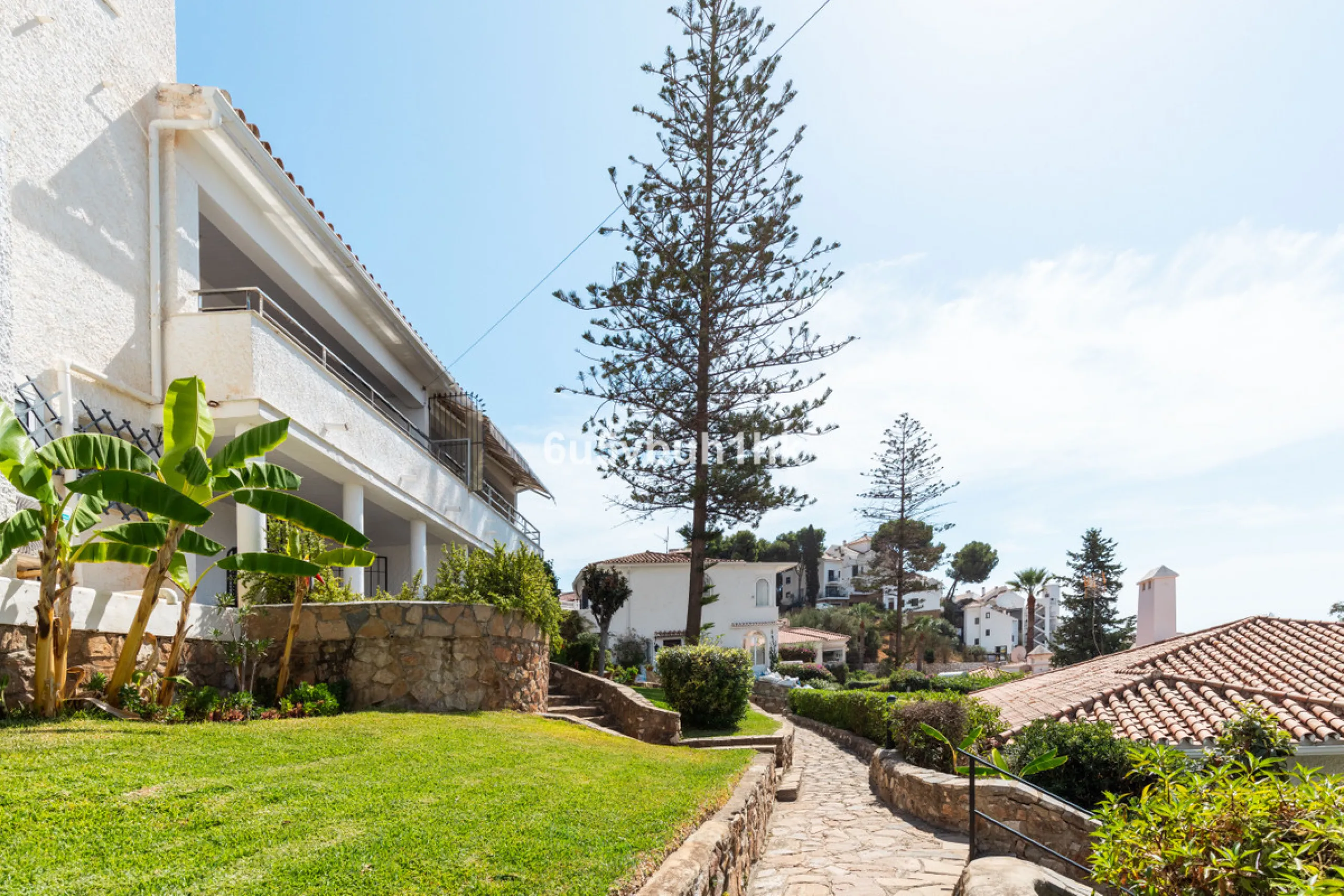 Discover this beautifully presented semi-detached home offering modern comfort and an ideal location in the lower part of Torreblanca.