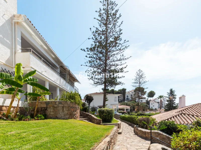 Discover this beautifully presented semi-detached home offering modern comfort and an ideal location in the lower part of Torreblanca.