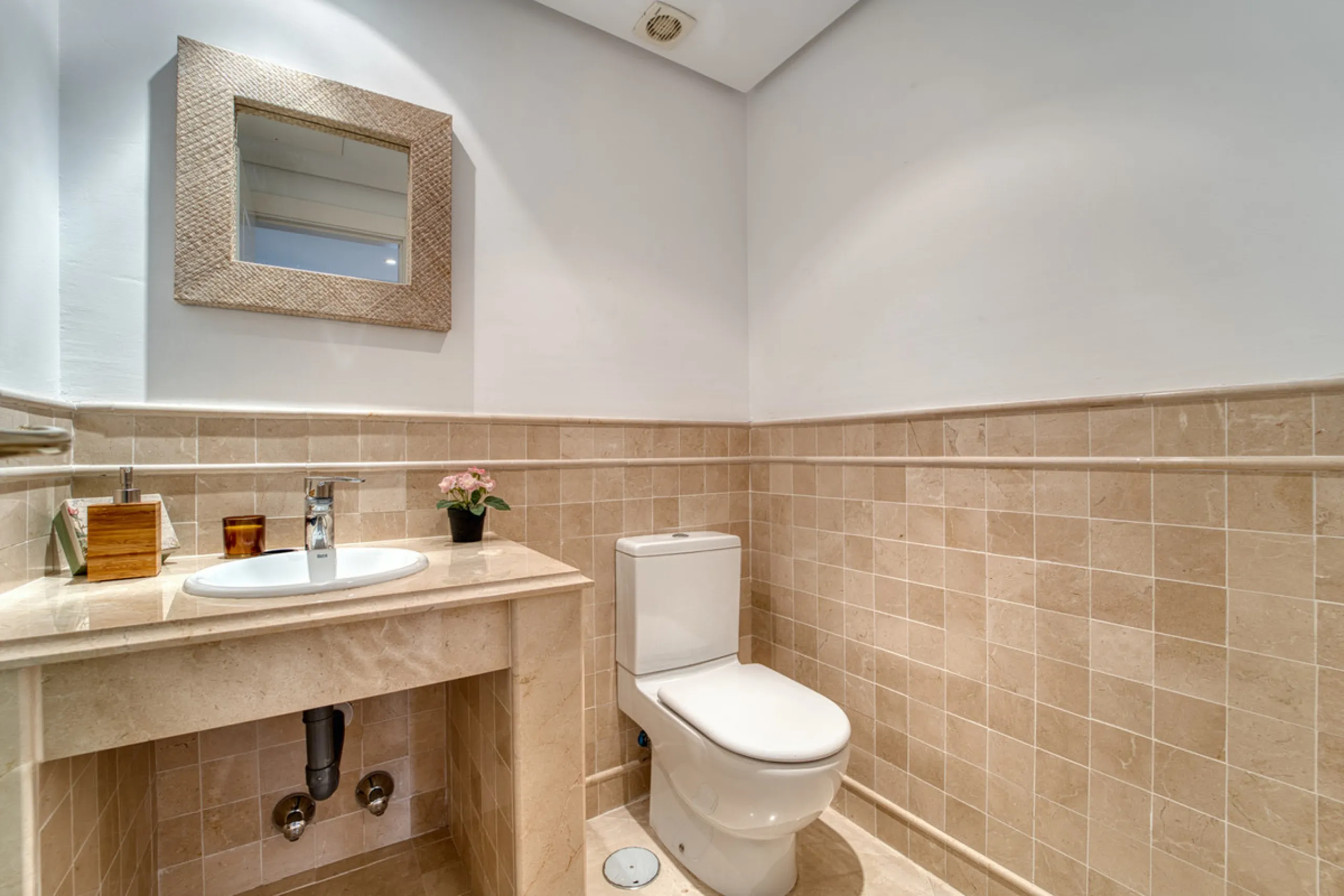 Apartment - Middle Floor Apartment в продаже в Marbella, Málaga. В доме 2 спален и 4 ванных комнат. Площадь дома 154 м²
