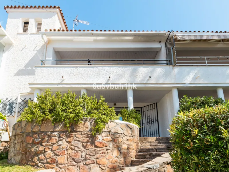 Discover this beautifully presented semi-detached home offering modern comfort and an ideal location in the lower part of Torreblanca.