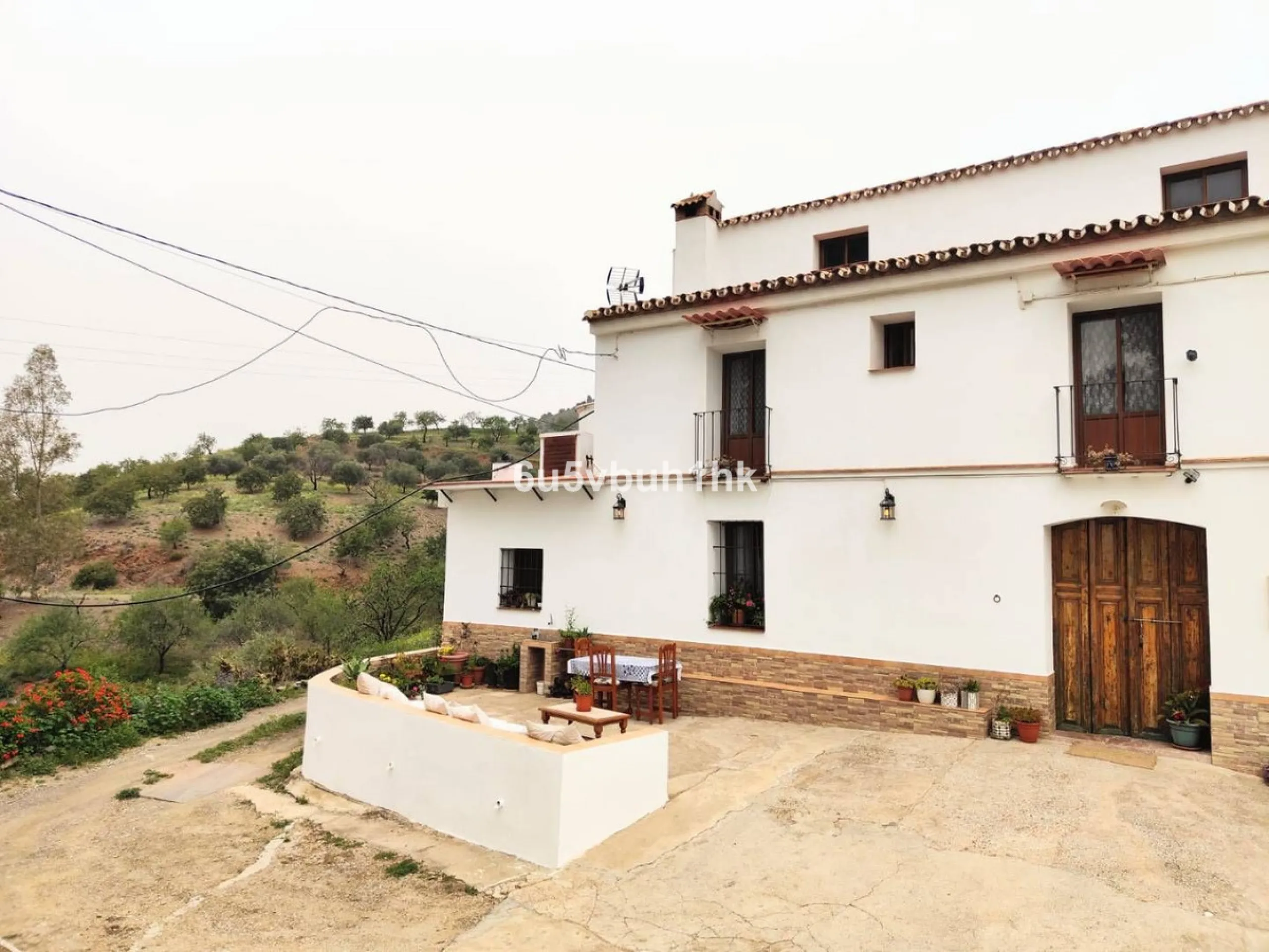 We are pleased to present this distinguished country property located in a privileged rural setting. This rustic house, part of a larger old manor house, offers a total land area of 480,000 square meters, characterized by its natural beauty and dryland fa