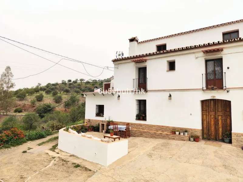 We are pleased to present this distinguished country property located in a privileged rural setting. This rustic house, part of a larger old manor house, offers a total land area of 480,000 square meters, characterized by its natural beauty and dryland fa