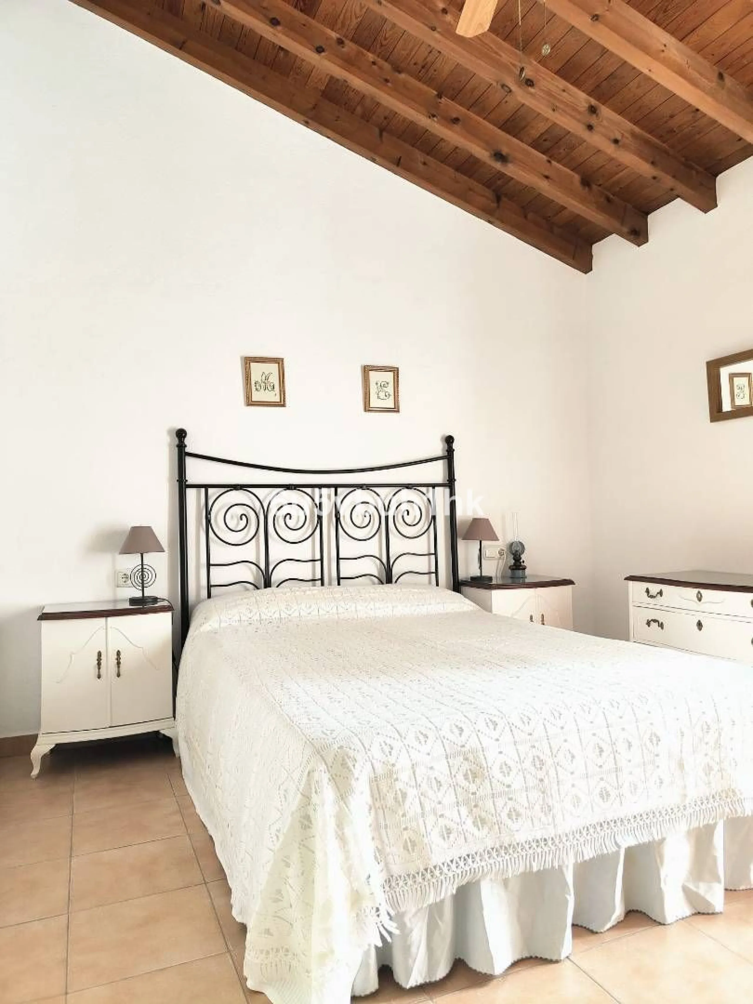 We are pleased to present this distinguished country property located in a privileged rural setting. This rustic house, part of a larger old manor house, offers a total land area of 480,000 square meters, characterized by its natural beauty and dryland fa