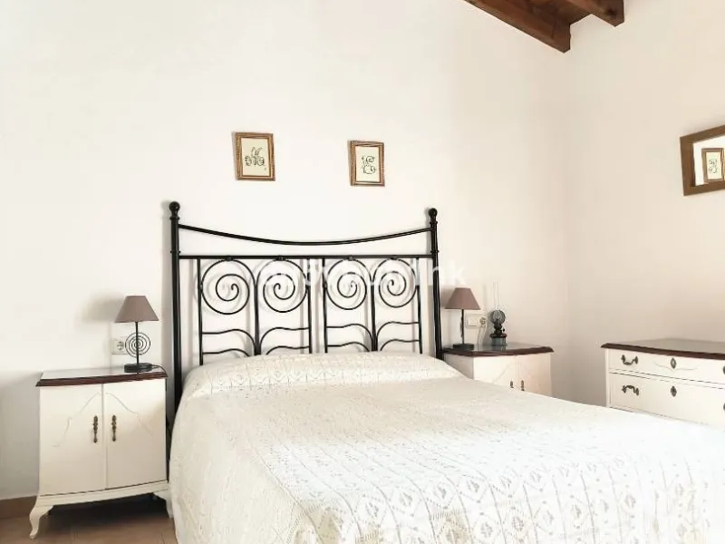 We are pleased to present this distinguished country property located in a privileged rural setting. This rustic house, part of a larger old manor house, offers a total land area of 480,000 square meters, characterized by its natural beauty and dryland fa