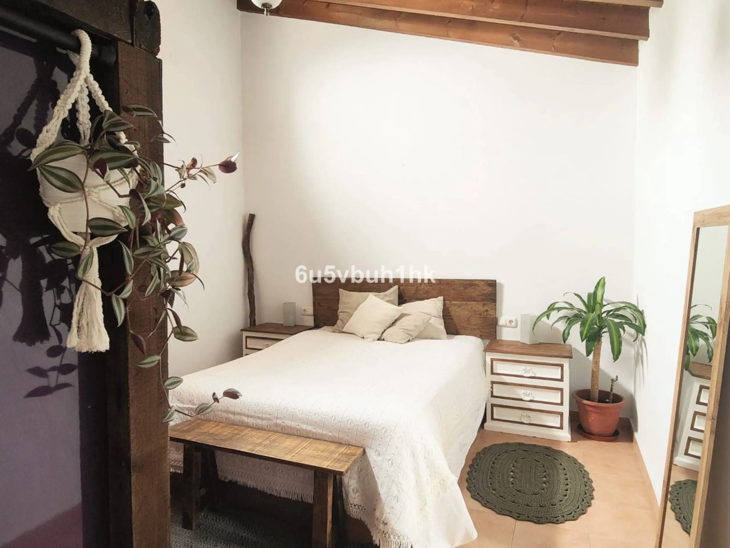We are pleased to present this distinguished country property located in a privileged rural setting. This rustic house, part of a larger old manor house, offers a total land area of 480,000 square meters, characterized by its natural beauty and dryland fa