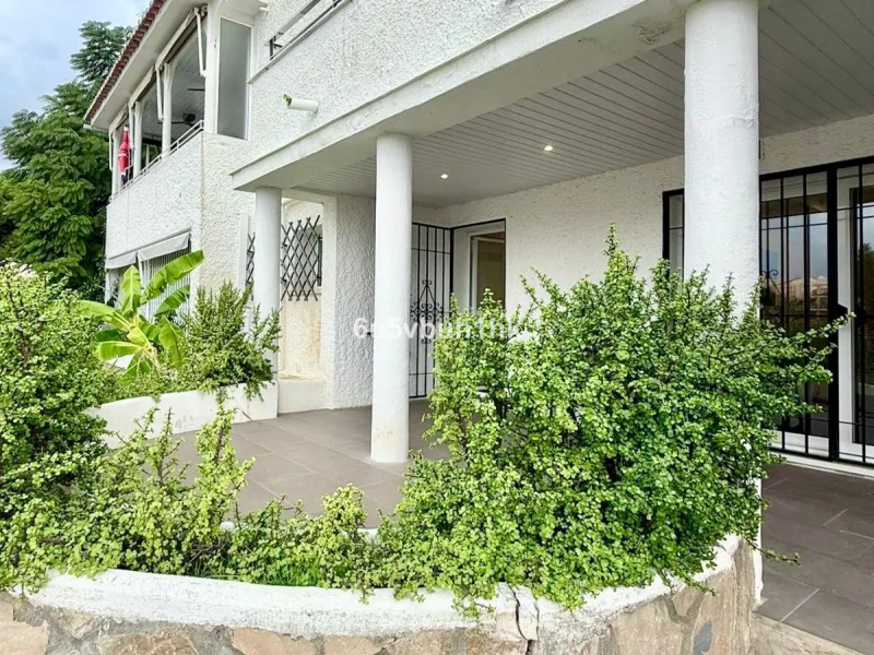 Discover this beautifully presented semi-detached home offering modern comfort and an ideal location in the lower part of Torreblanca.