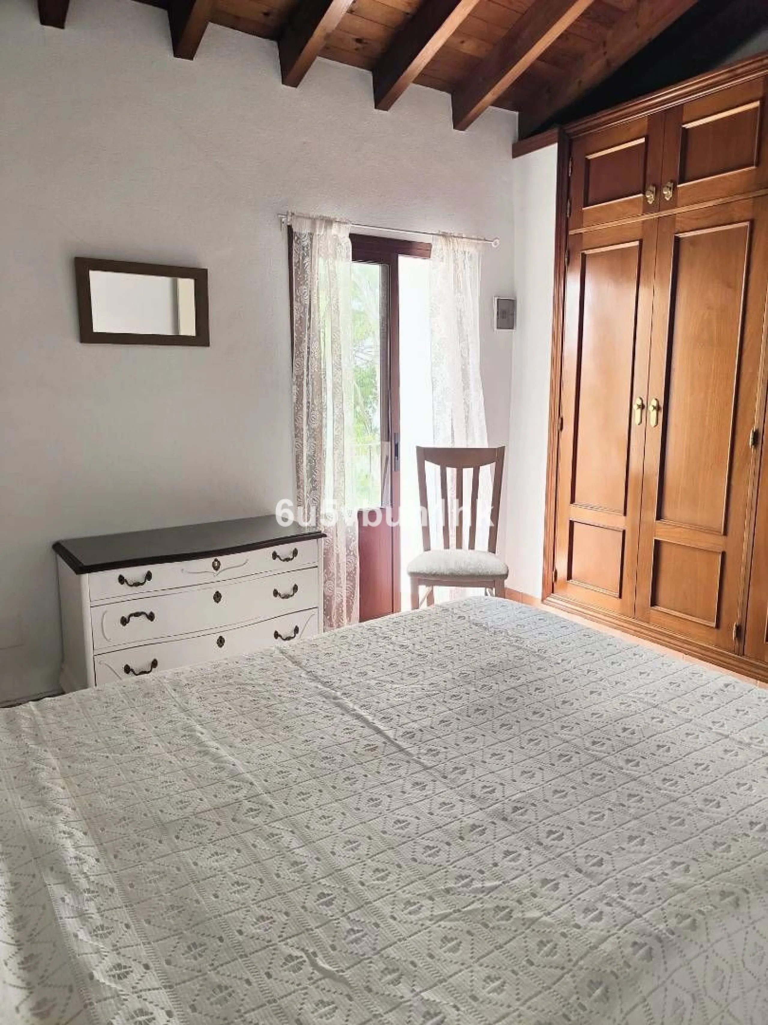 We are pleased to present this distinguished country property located in a privileged rural setting. This rustic house, part of a larger old manor house, offers a total land area of 480,000 square meters, characterized by its natural beauty and dryland fa