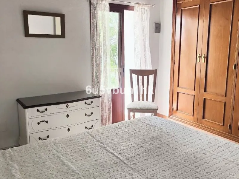 We are pleased to present this distinguished country property located in a privileged rural setting. This rustic house, part of a larger old manor house, offers a total land area of 480,000 square meters, characterized by its natural beauty and dryland fa