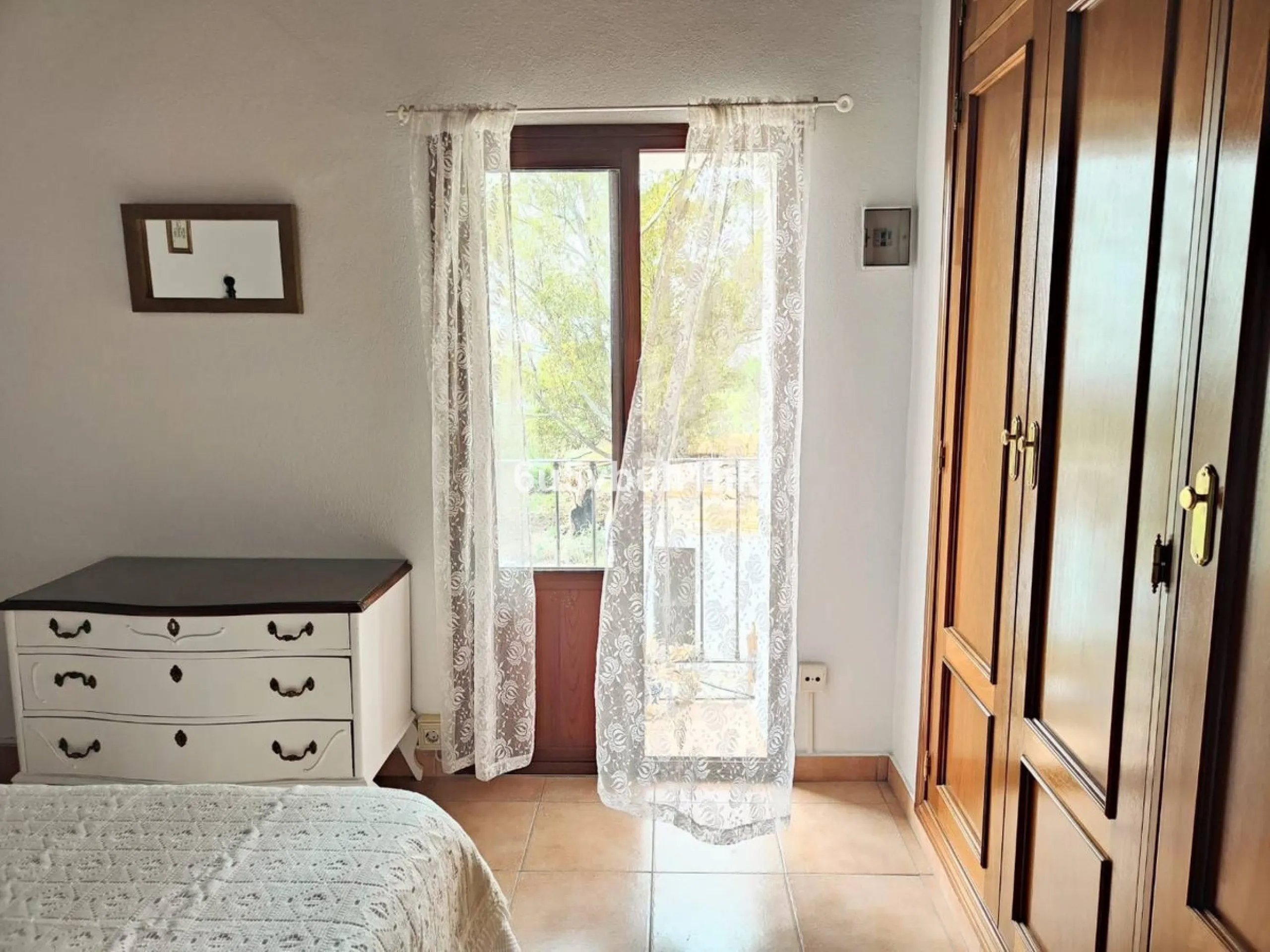 We are pleased to present this distinguished country property located in a privileged rural setting. This rustic house, part of a larger old manor house, offers a total land area of 480,000 square meters, characterized by its natural beauty and dryland fa