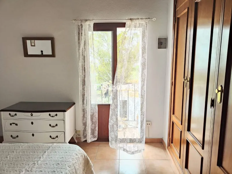 We are pleased to present this distinguished country property located in a privileged rural setting. This rustic house, part of a larger old manor house, offers a total land area of 480,000 square meters, characterized by its natural beauty and dryland fa
