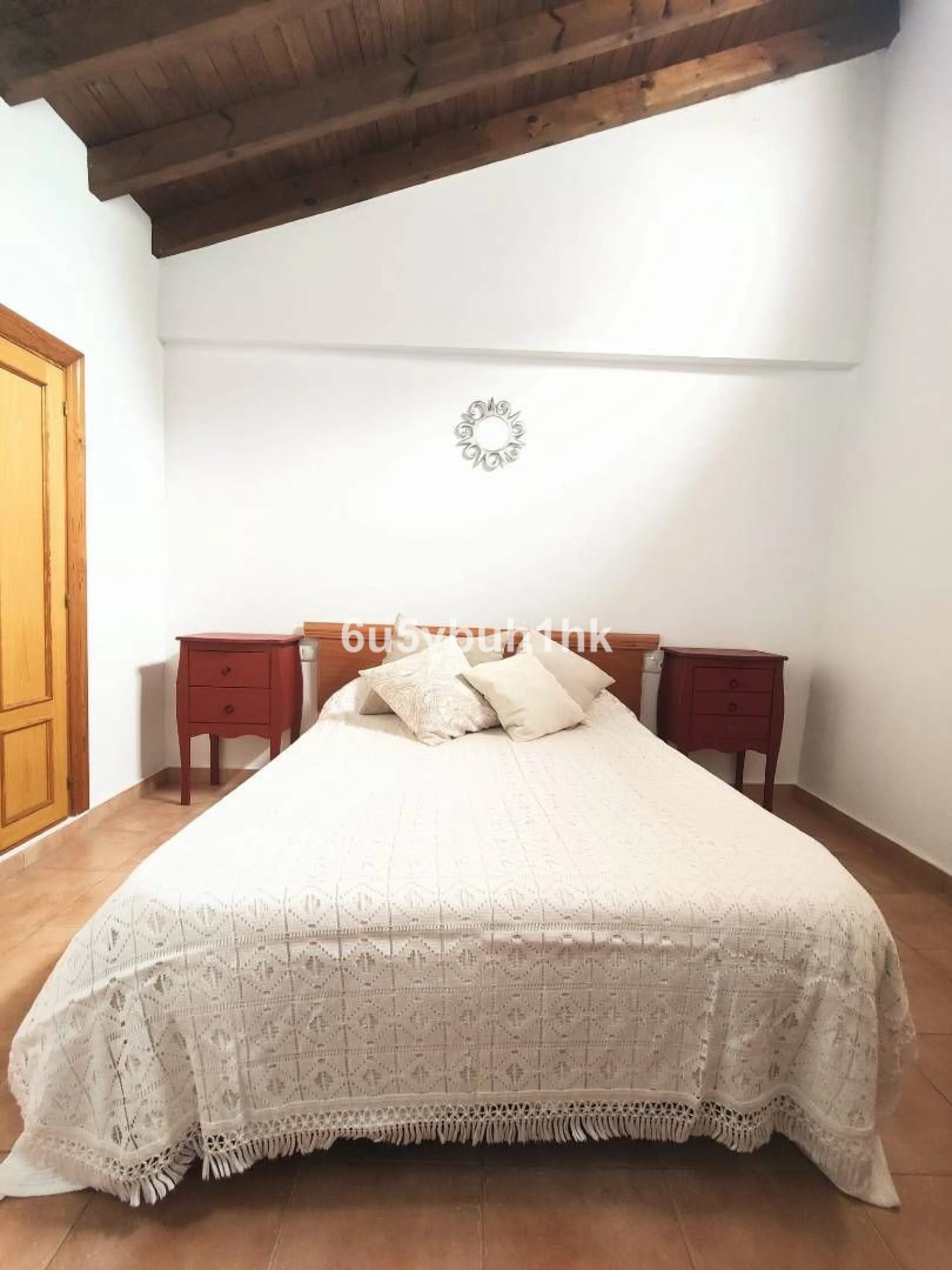 We are pleased to present this distinguished country property located in a privileged rural setting. This rustic house, part of a larger old manor house, offers a total land area of 480,000 square meters, characterized by its natural beauty and dryland fa