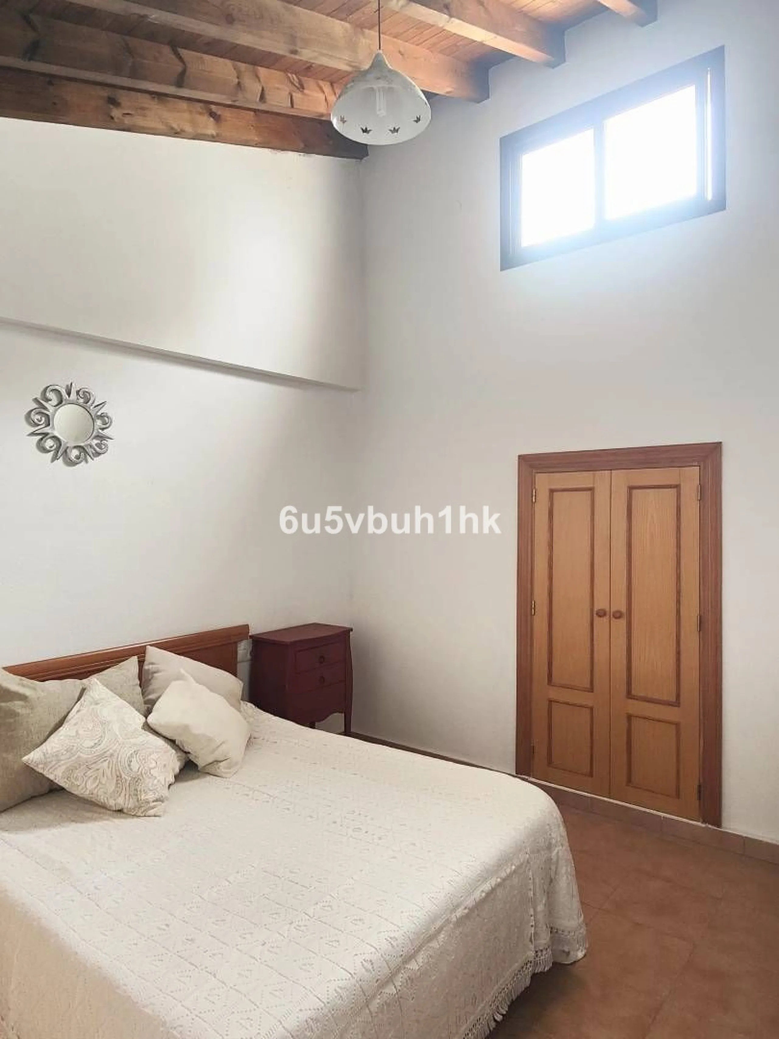 We are pleased to present this distinguished country property located in a privileged rural setting. This rustic house, part of a larger old manor house, offers a total land area of 480,000 square meters, characterized by its natural beauty and dryland fa