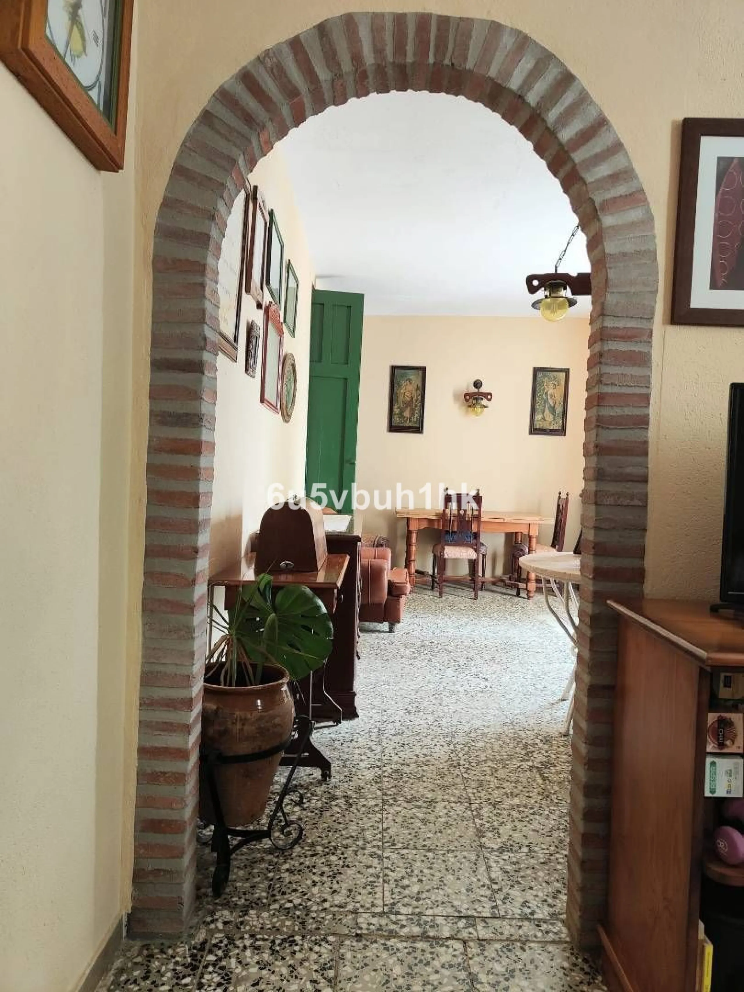 We are pleased to present this distinguished country property located in a privileged rural setting. This rustic house, part of a larger old manor house, offers a total land area of 480,000 square meters, characterized by its natural beauty and dryland fa