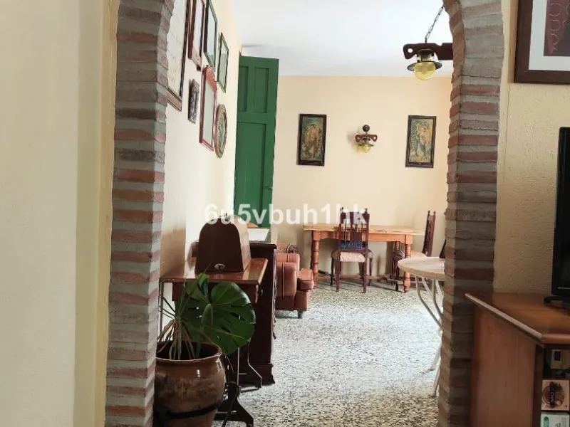 We are pleased to present this distinguished country property located in a privileged rural setting. This rustic house, part of a larger old manor house, offers a total land area of 480,000 square meters, characterized by its natural beauty and dryland fa