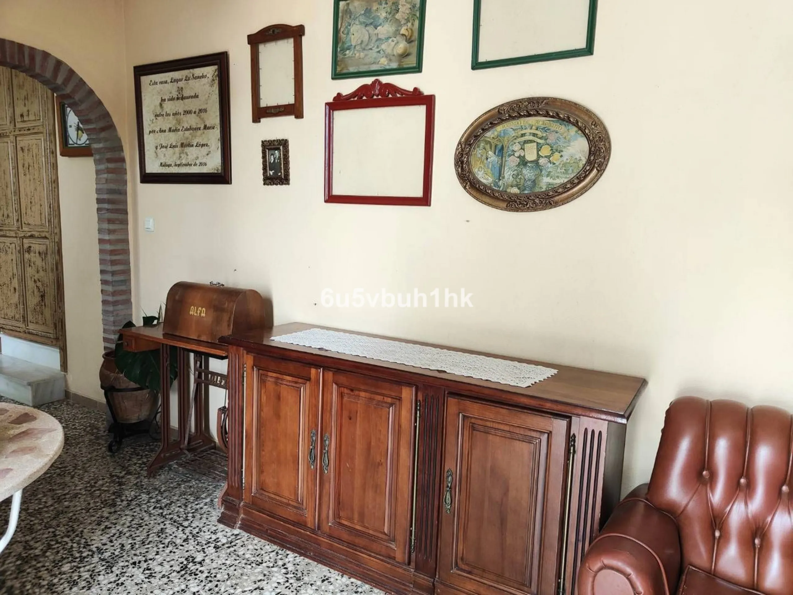 We are pleased to present this distinguished country property located in a privileged rural setting. This rustic house, part of a larger old manor house, offers a total land area of 480,000 square meters, characterized by its natural beauty and dryland fa