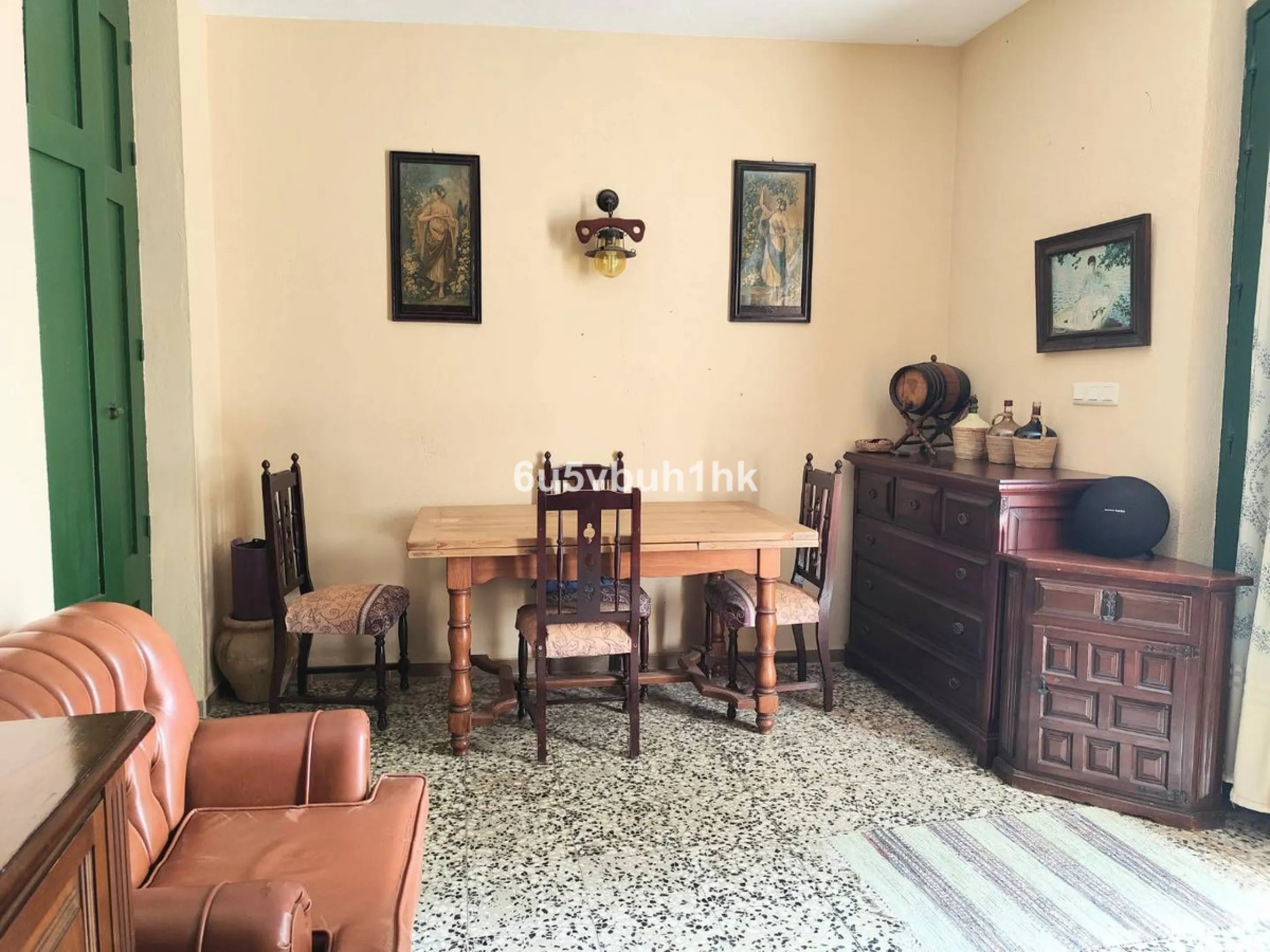 We are pleased to present this distinguished country property located in a privileged rural setting. This rustic house, part of a larger old manor house, offers a total land area of 480,000 square meters, characterized by its natural beauty and dryland fa