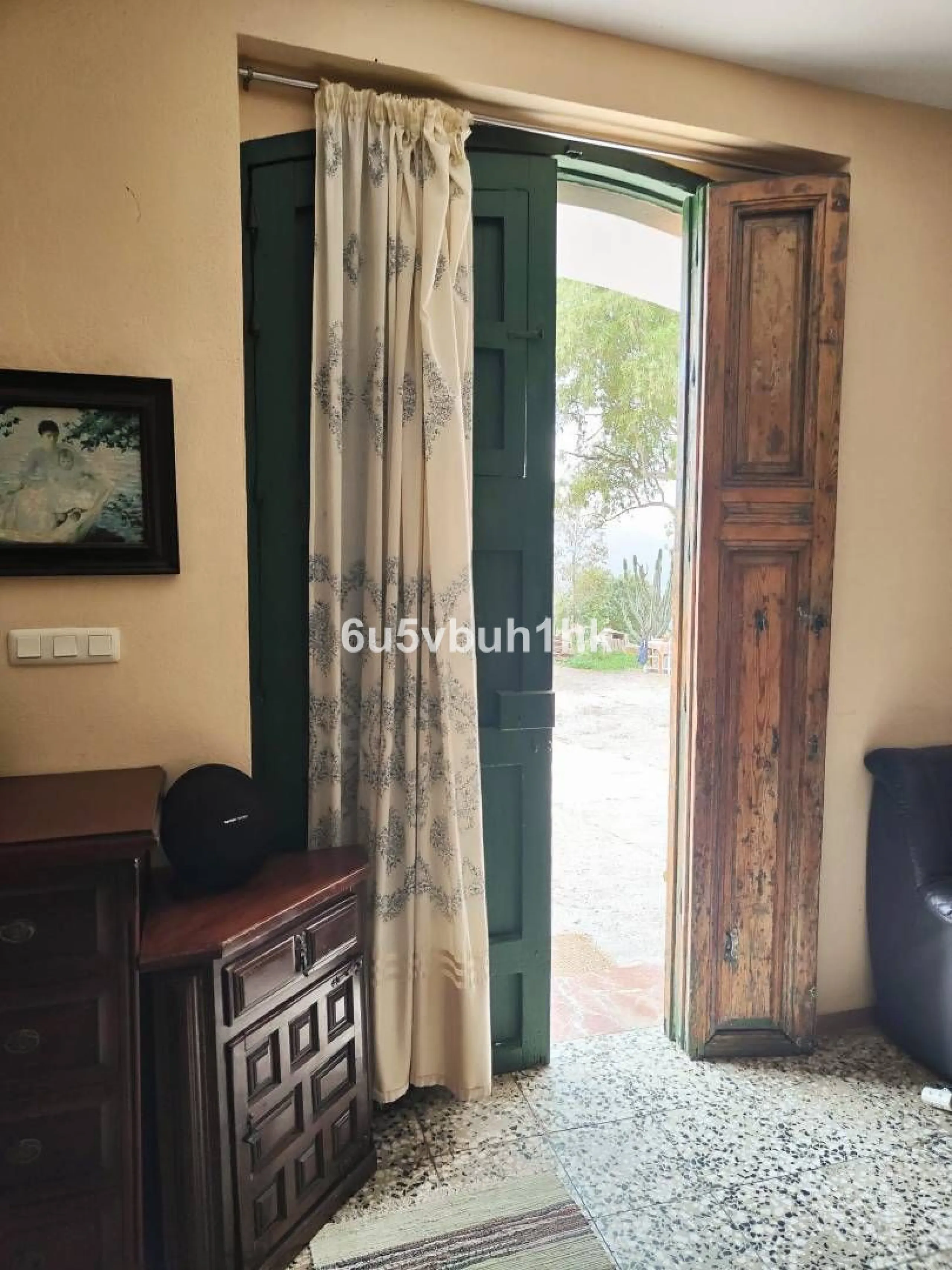We are pleased to present this distinguished country property located in a privileged rural setting. This rustic house, part of a larger old manor house, offers a total land area of 480,000 square meters, characterized by its natural beauty and dryland fa