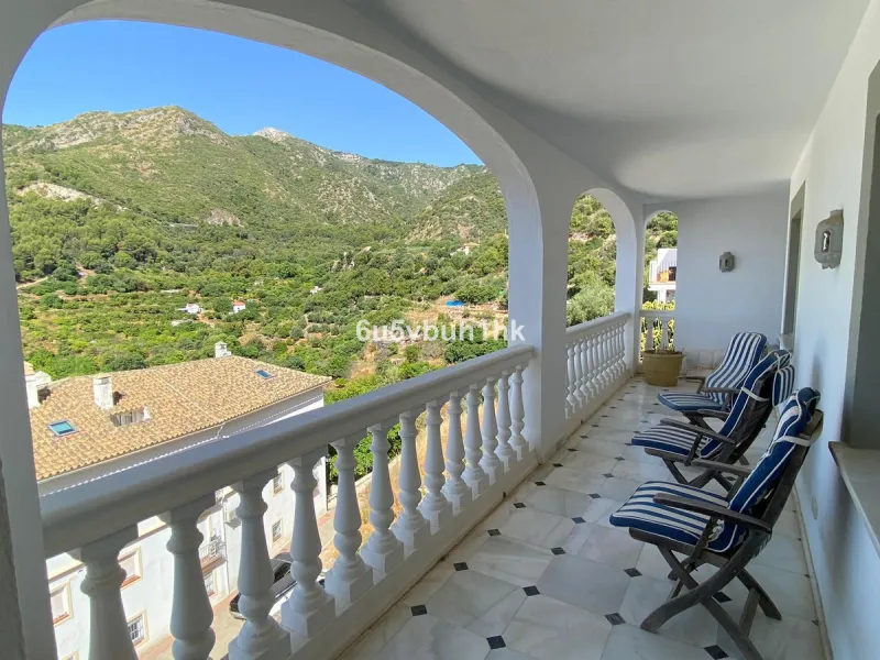 Detached single-family home located in Ojén, distributed over three floors and designed for comfortable and versatile living.