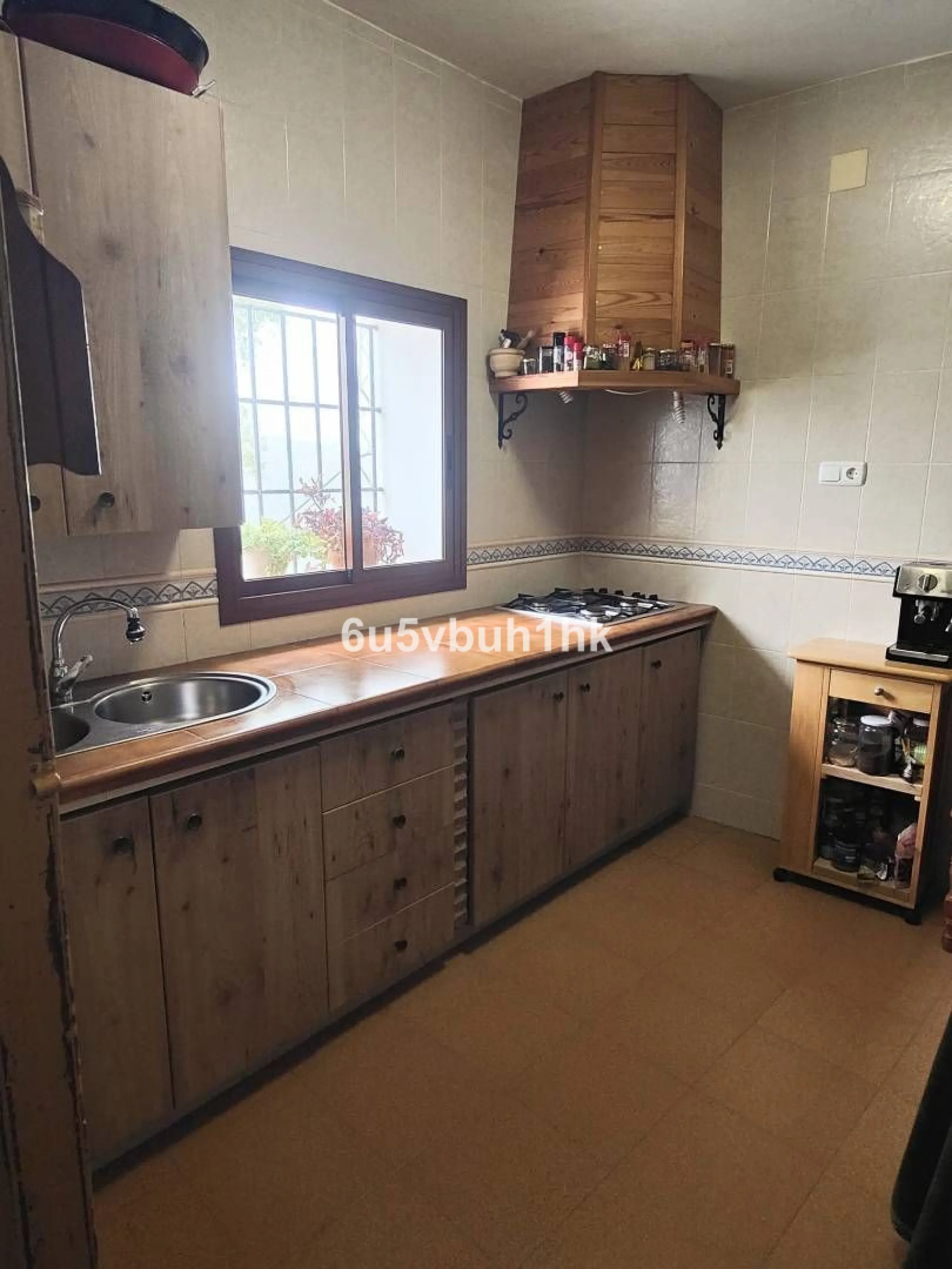We are pleased to present this distinguished country property located in a privileged rural setting. This rustic house, part of a larger old manor house, offers a total land area of 480,000 square meters, characterized by its natural beauty and dryland fa
