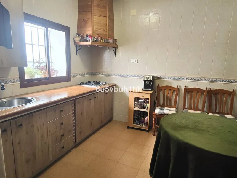 We are pleased to present this distinguished country property located in a privileged rural setting. This rustic house, part of a larger old manor house, offers a total land area of 480,000 square meters, characterized by its natural beauty and dryland fa