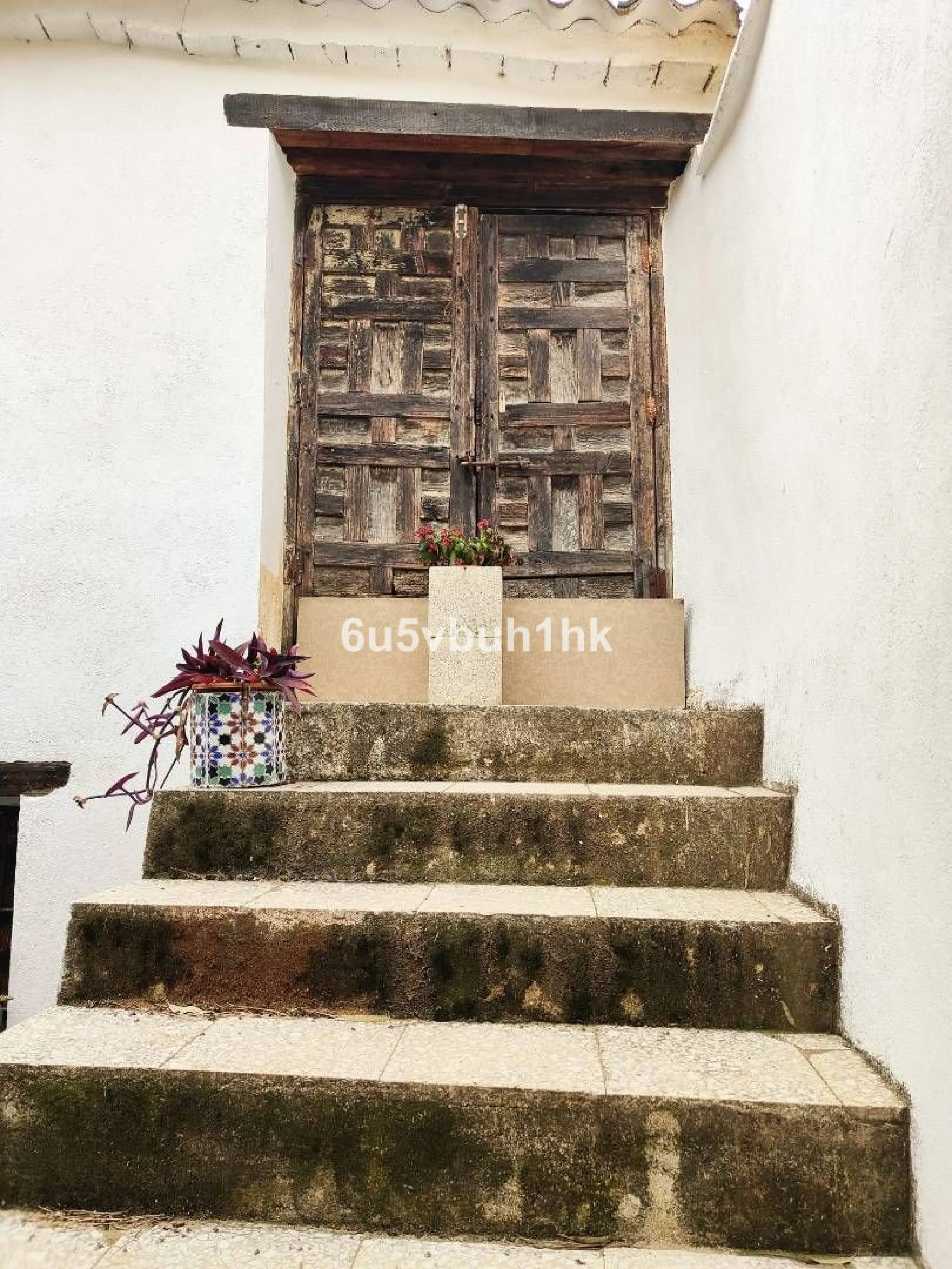 We are pleased to present this distinguished country property located in a privileged rural setting. This rustic house, part of a larger old manor house, offers a total land area of 480,000 square meters, characterized by its natural beauty and dryland fa