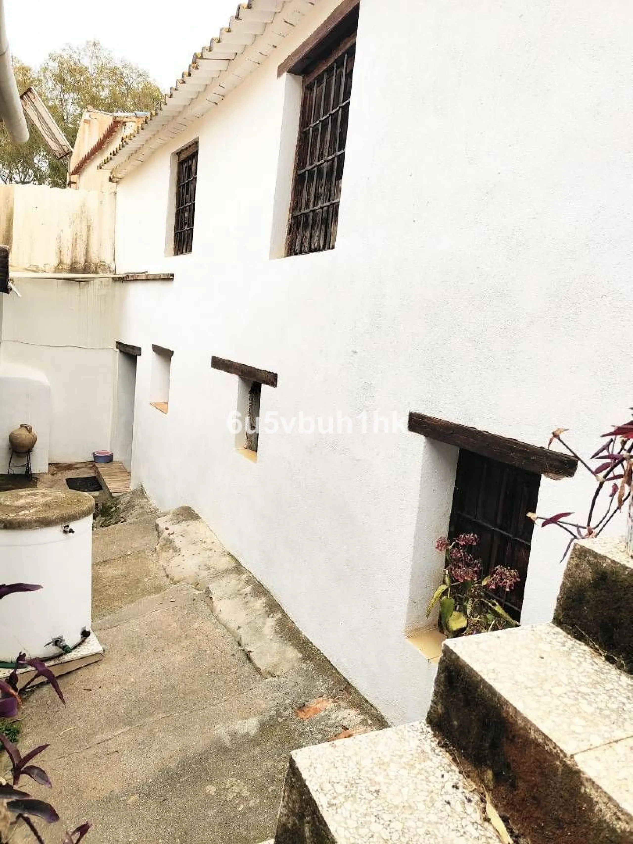 We are pleased to present this distinguished country property located in a privileged rural setting. This rustic house, part of a larger old manor house, offers a total land area of 480,000 square meters, characterized by its natural beauty and dryland fa