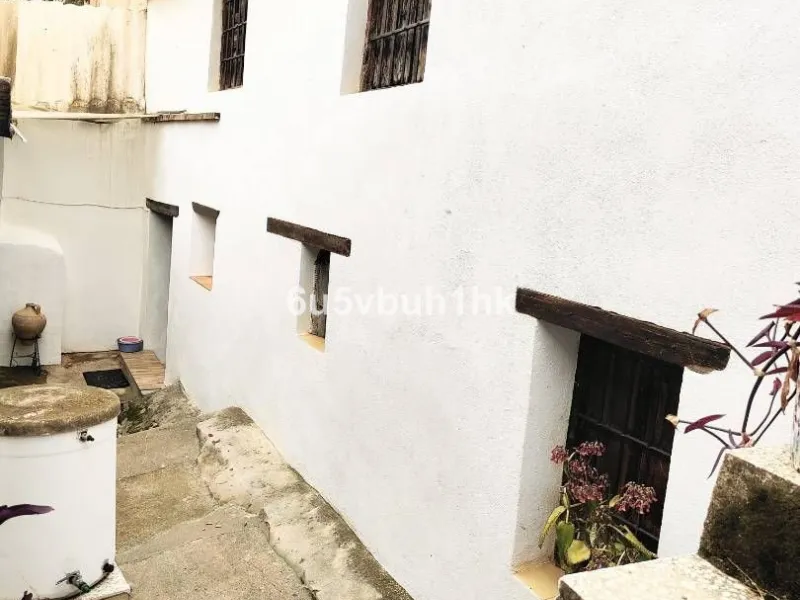 We are pleased to present this distinguished country property located in a privileged rural setting. This rustic house, part of a larger old manor house, offers a total land area of 480,000 square meters, characterized by its natural beauty and dryland fa