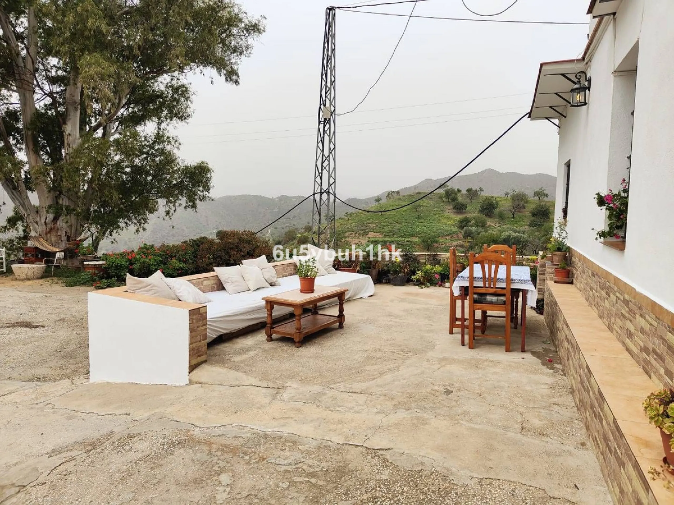 We are pleased to present this distinguished country property located in a privileged rural setting. This rustic house, part of a larger old manor house, offers a total land area of 480,000 square meters, characterized by its natural beauty and dryland fa