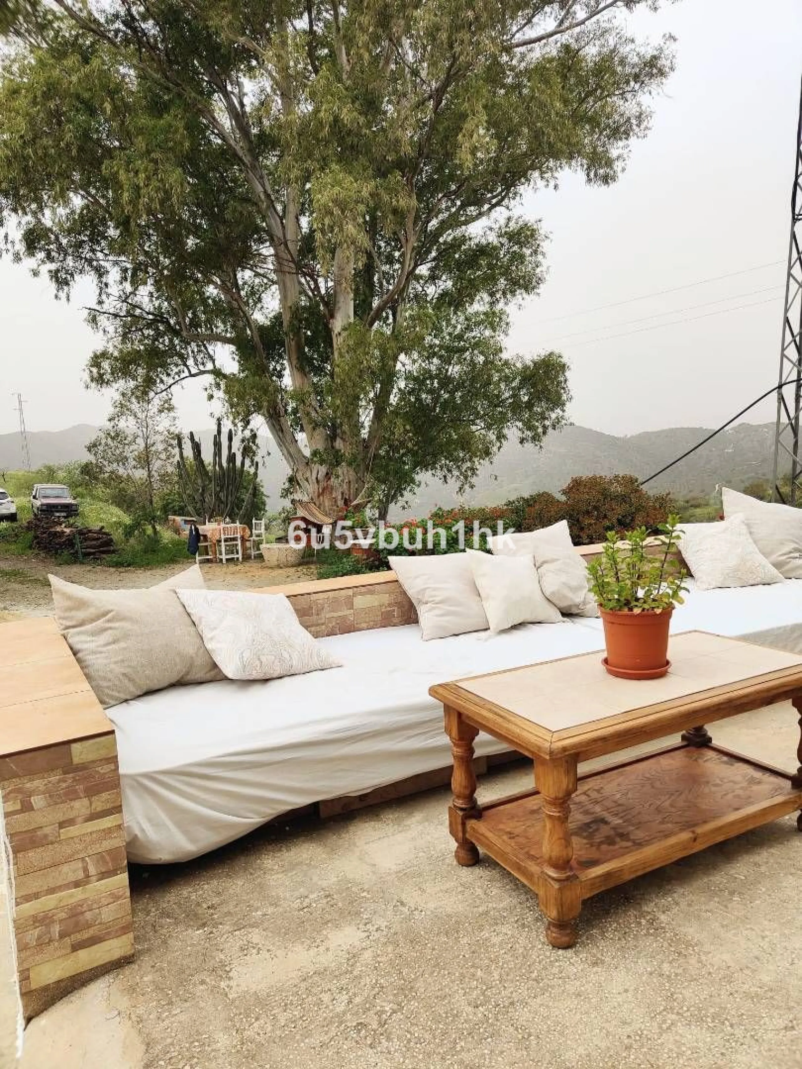 We are pleased to present this distinguished country property located in a privileged rural setting. This rustic house, part of a larger old manor house, offers a total land area of 480,000 square meters, characterized by its natural beauty and dryland fa