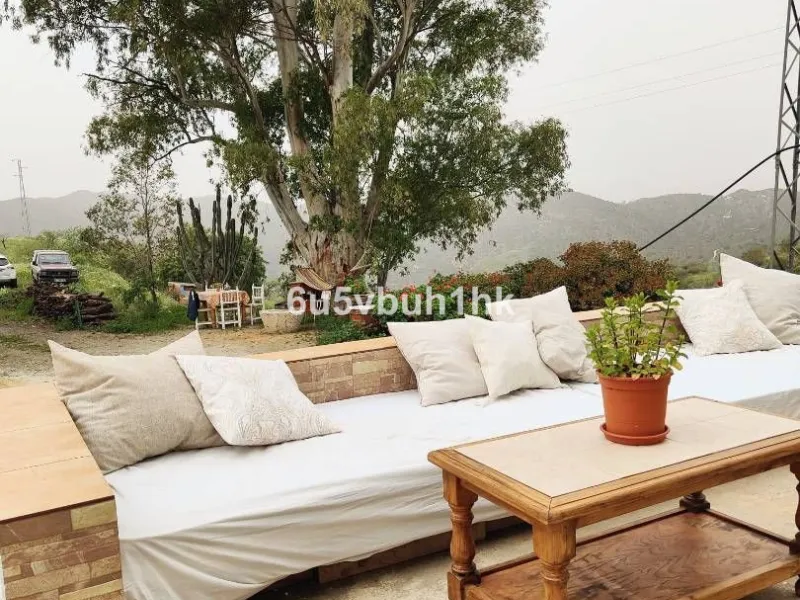 We are pleased to present this distinguished country property located in a privileged rural setting. This rustic house, part of a larger old manor house, offers a total land area of 480,000 square meters, characterized by its natural beauty and dryland fa