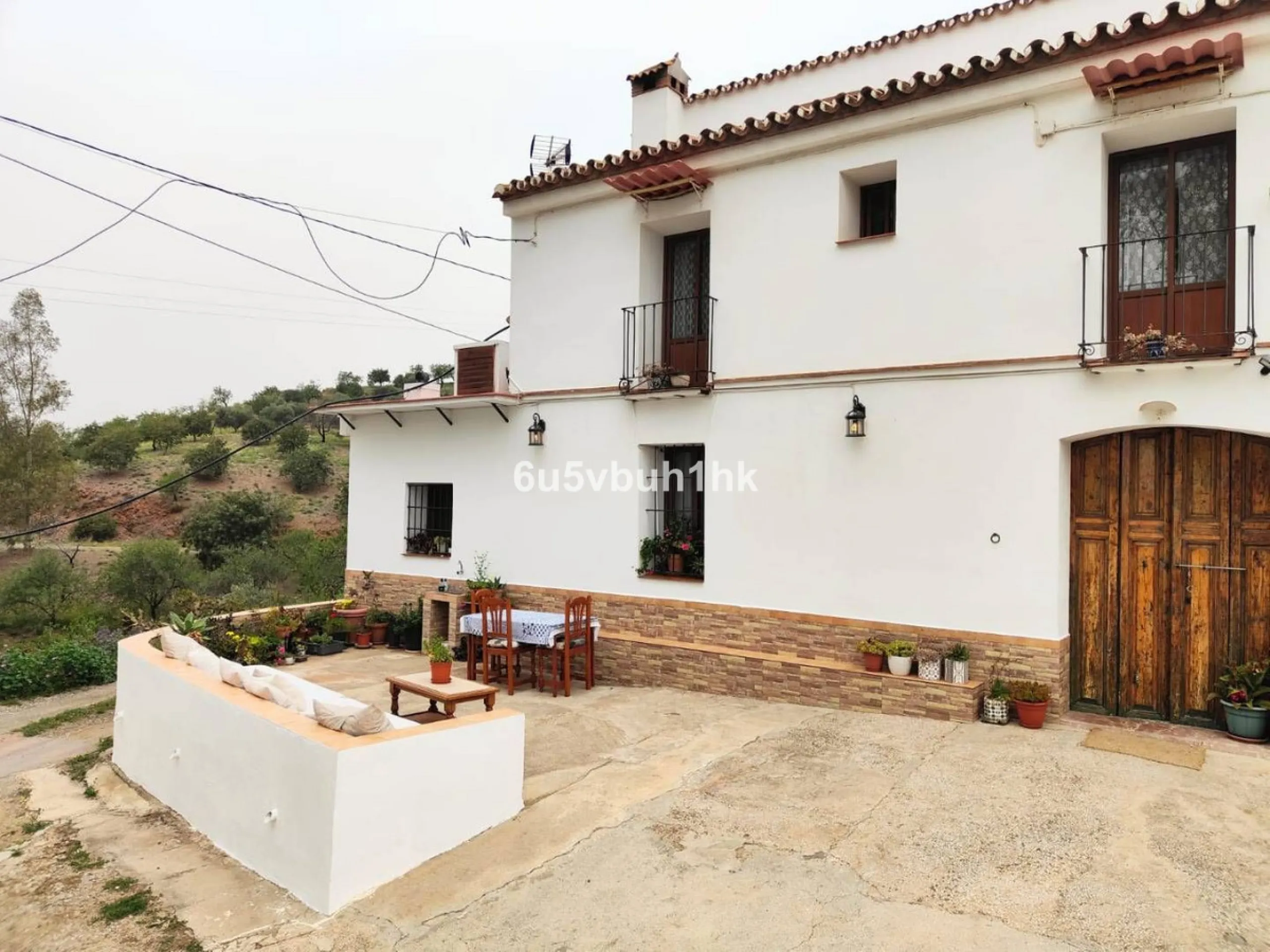 We are pleased to present this distinguished country property located in a privileged rural setting. This rustic house, part of a larger old manor house, offers a total land area of 480,000 square meters, characterized by its natural beauty and dryland fa