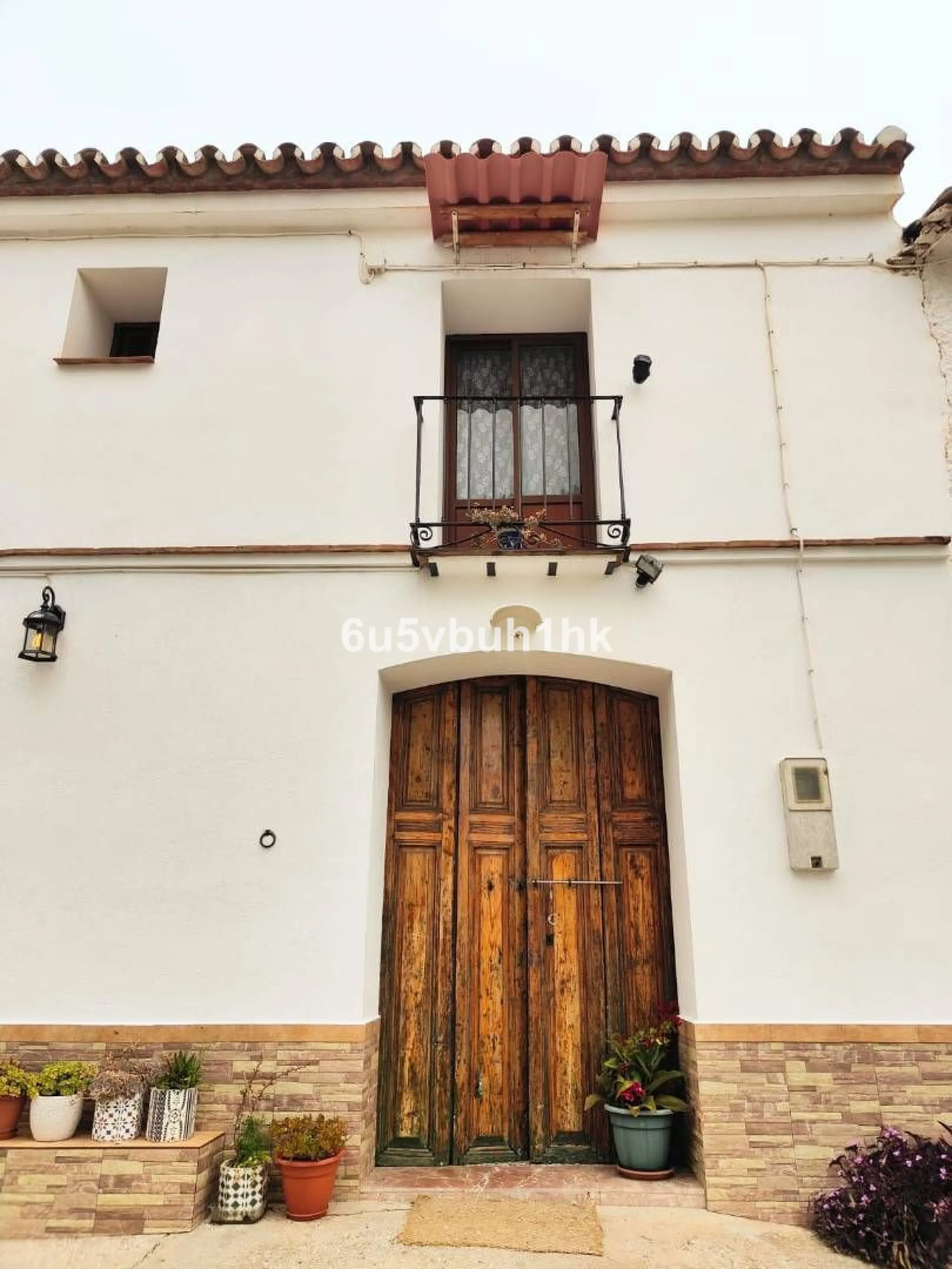 We are pleased to present this distinguished country property located in a privileged rural setting. This rustic house, part of a larger old manor house, offers a total land area of 480,000 square meters, characterized by its natural beauty and dryland fa