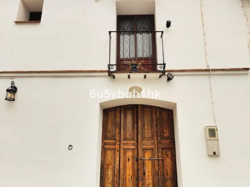We are pleased to present this distinguished country property located in a privileged rural setting. This rustic house, part of a larger old manor house, offers a total land area of 480,000 square meters, characterized by its natural beauty and dryland fa