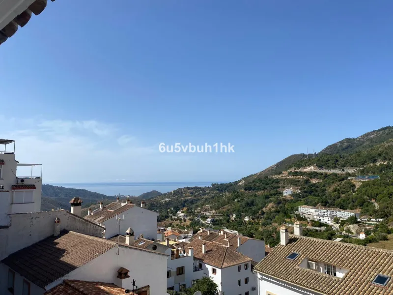 Detached single-family home located in Ojén, distributed over three floors and designed for comfortable and versatile living.