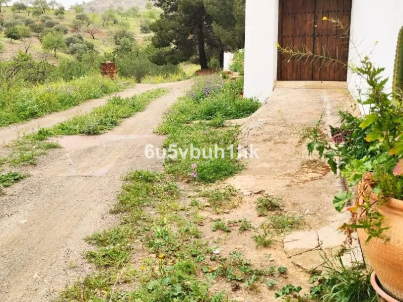 We are pleased to present this distinguished country property located in a privileged rural setting. This rustic house, part of a larger old manor house, offers a total land area of 480,000 square meters, characterized by its natural beauty and dryland fa