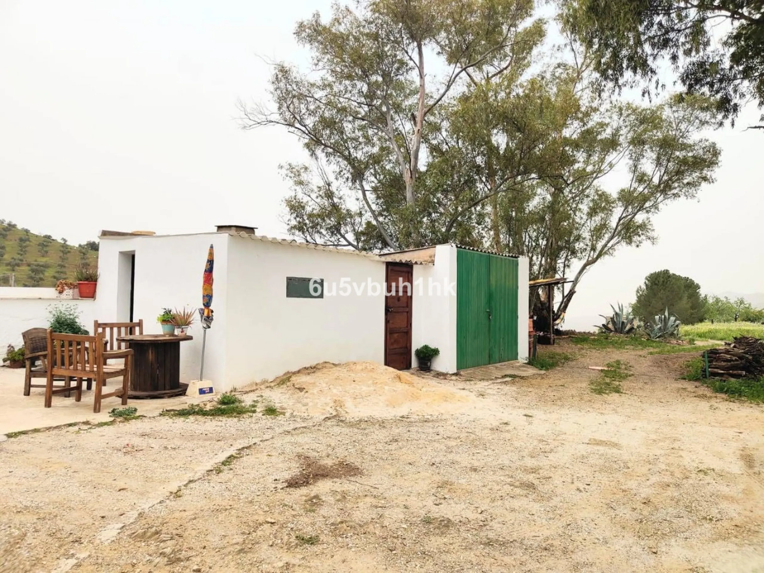 We are pleased to present this distinguished country property located in a privileged rural setting. This rustic house, part of a larger old manor house, offers a total land area of 480,000 square meters, characterized by its natural beauty and dryland fa