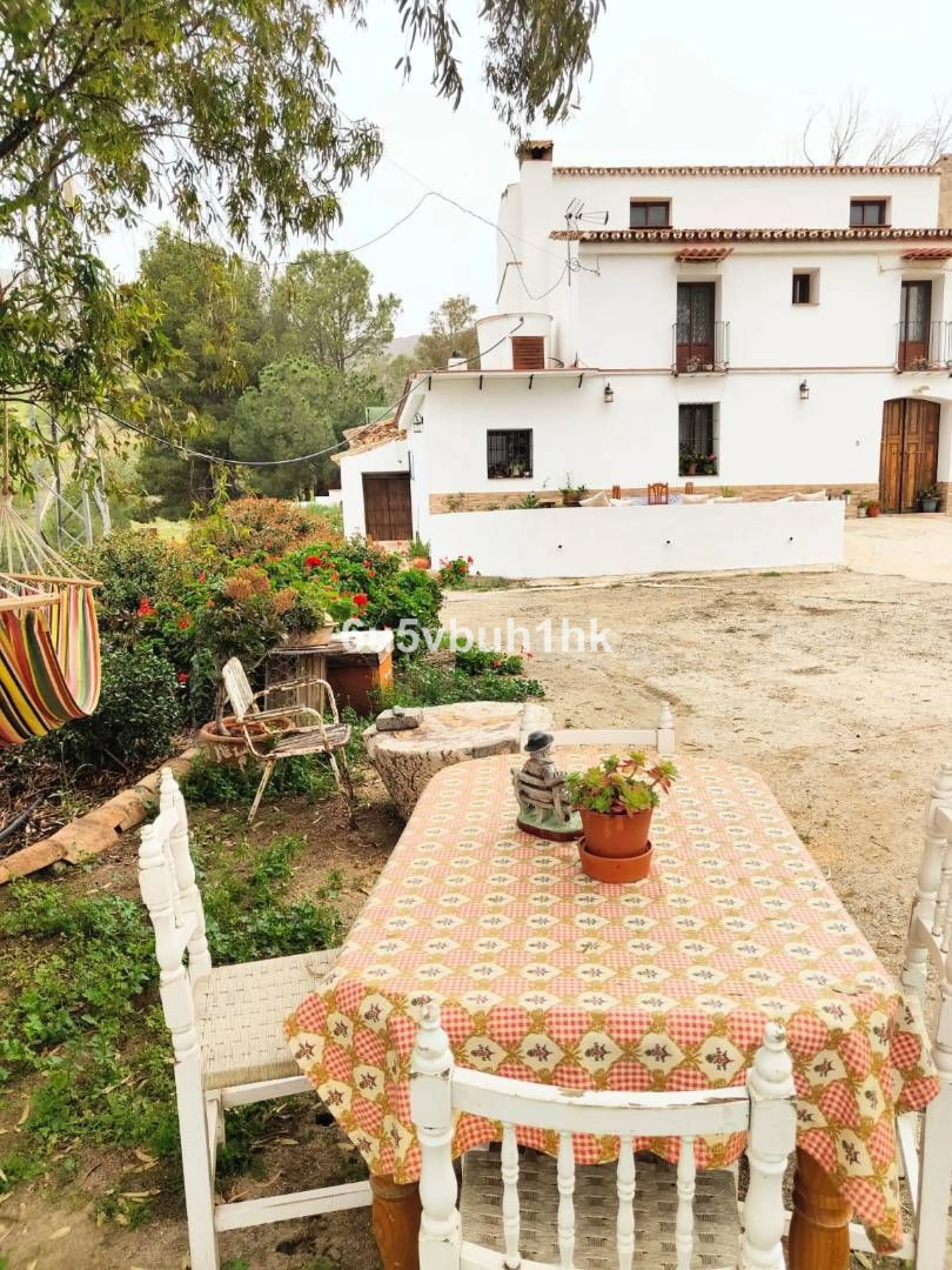 We are pleased to present this distinguished country property located in a privileged rural setting. This rustic house, part of a larger old manor house, offers a total land area of 480,000 square meters, characterized by its natural beauty and dryland fa