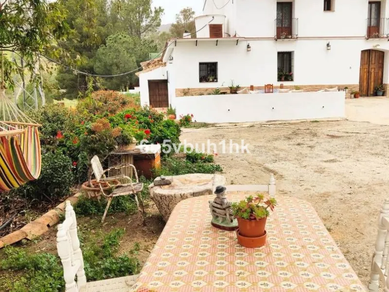 We are pleased to present this distinguished country property located in a privileged rural setting. This rustic house, part of a larger old manor house, offers a total land area of 480,000 square meters, characterized by its natural beauty and dryland fa