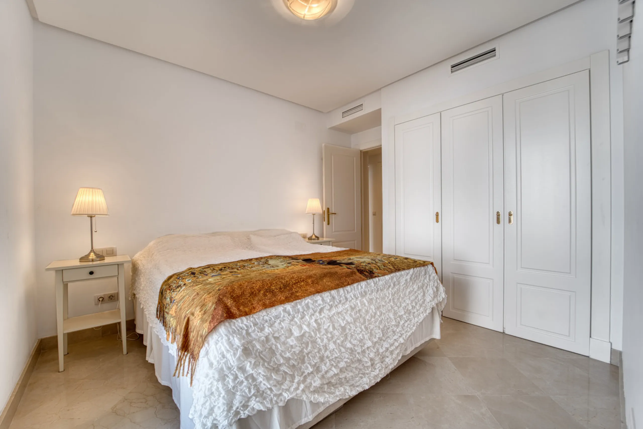 Apartment - Middle Floor Apartment в продаже в Marbella, Málaga. В доме 2 спален и 4 ванных комнат. Площадь дома 154 м²